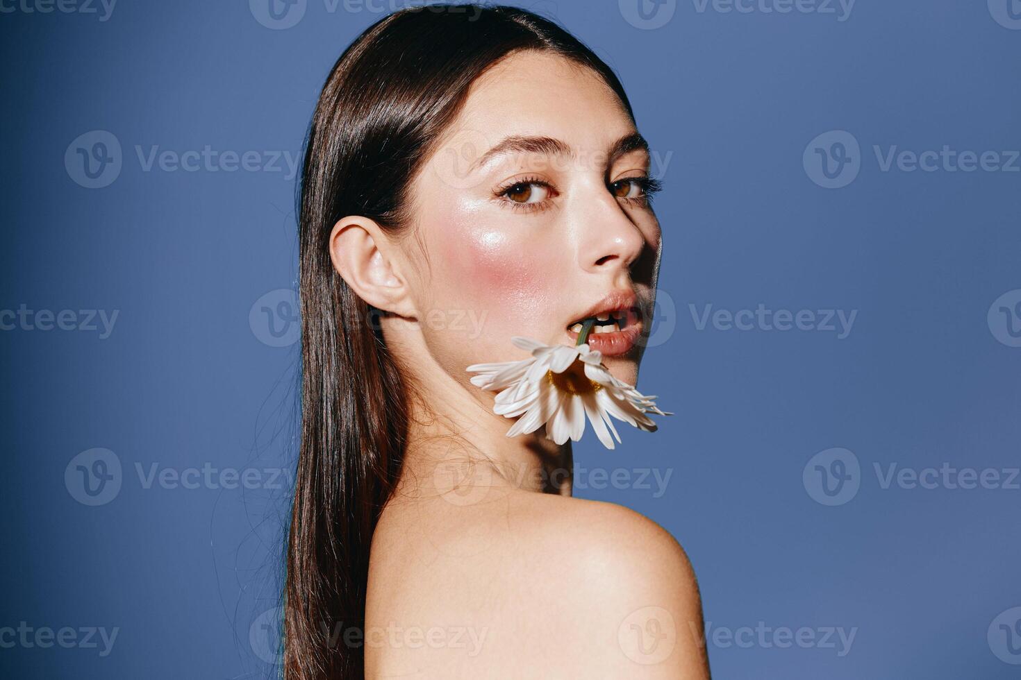 pureté et charme. lèvre traitement et bien-être spa dans studio avec blanc fleur photo