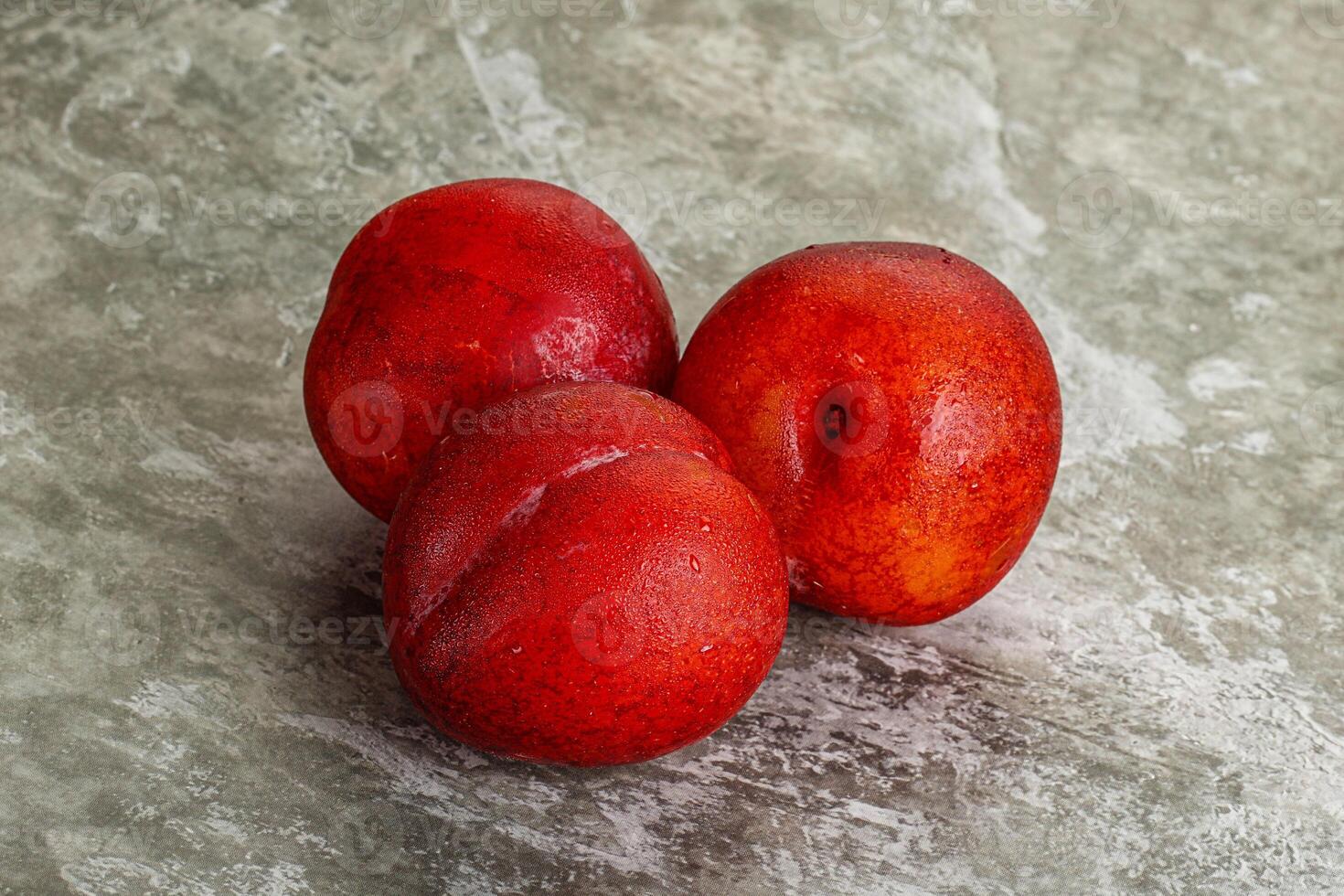 mûr sucré juteux rouge prune photo