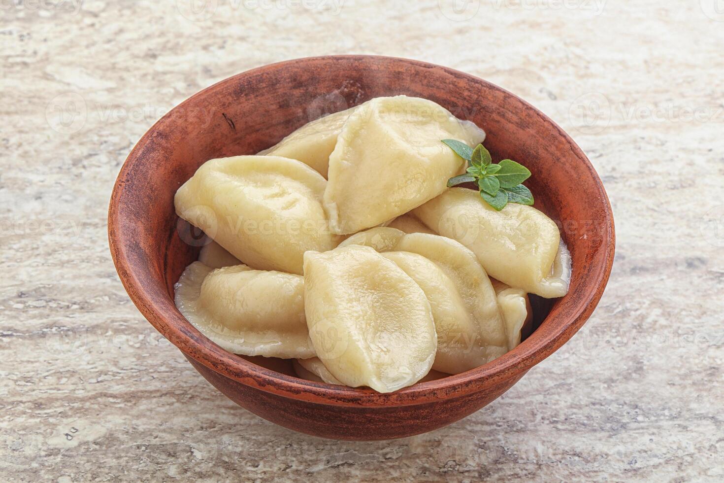 vareniki traditionnel russe - boulettes de pommes de terre photo