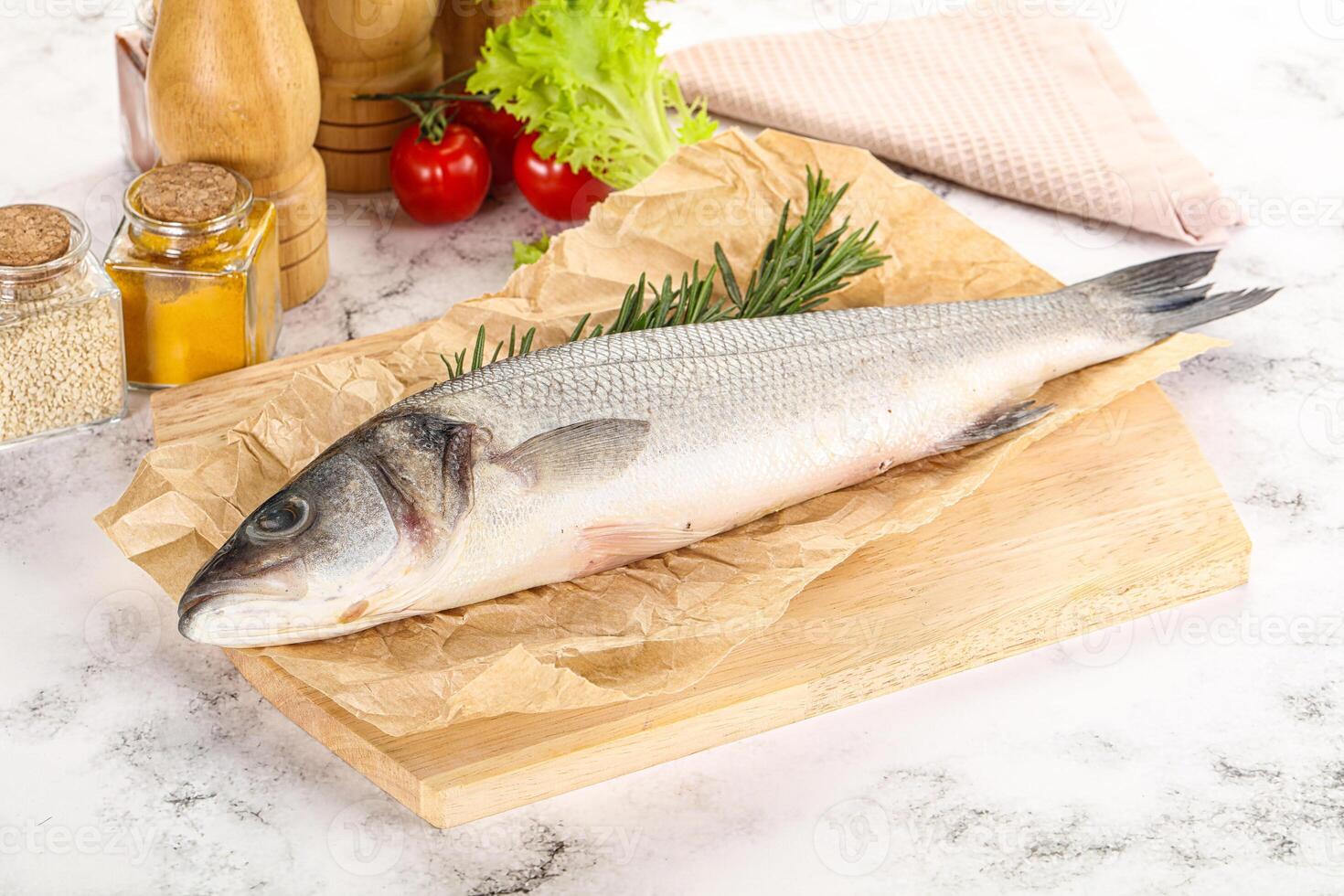 brut Loup de mer poisson pour cuisine photo