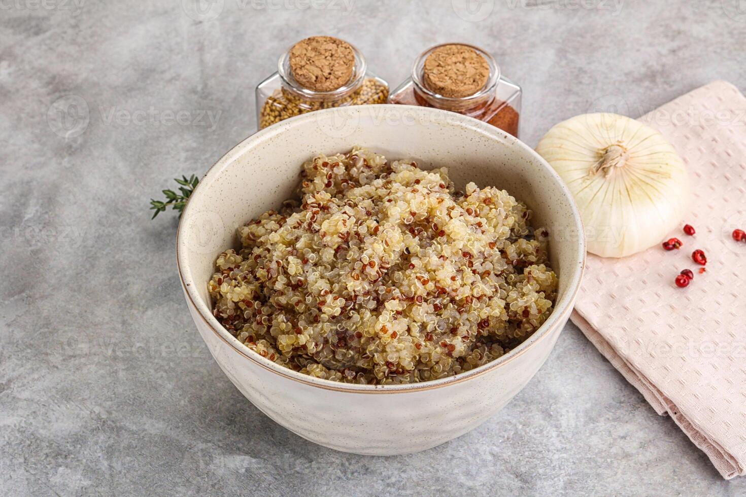 végétalien cuisine - bouilli quinoa céréale photo