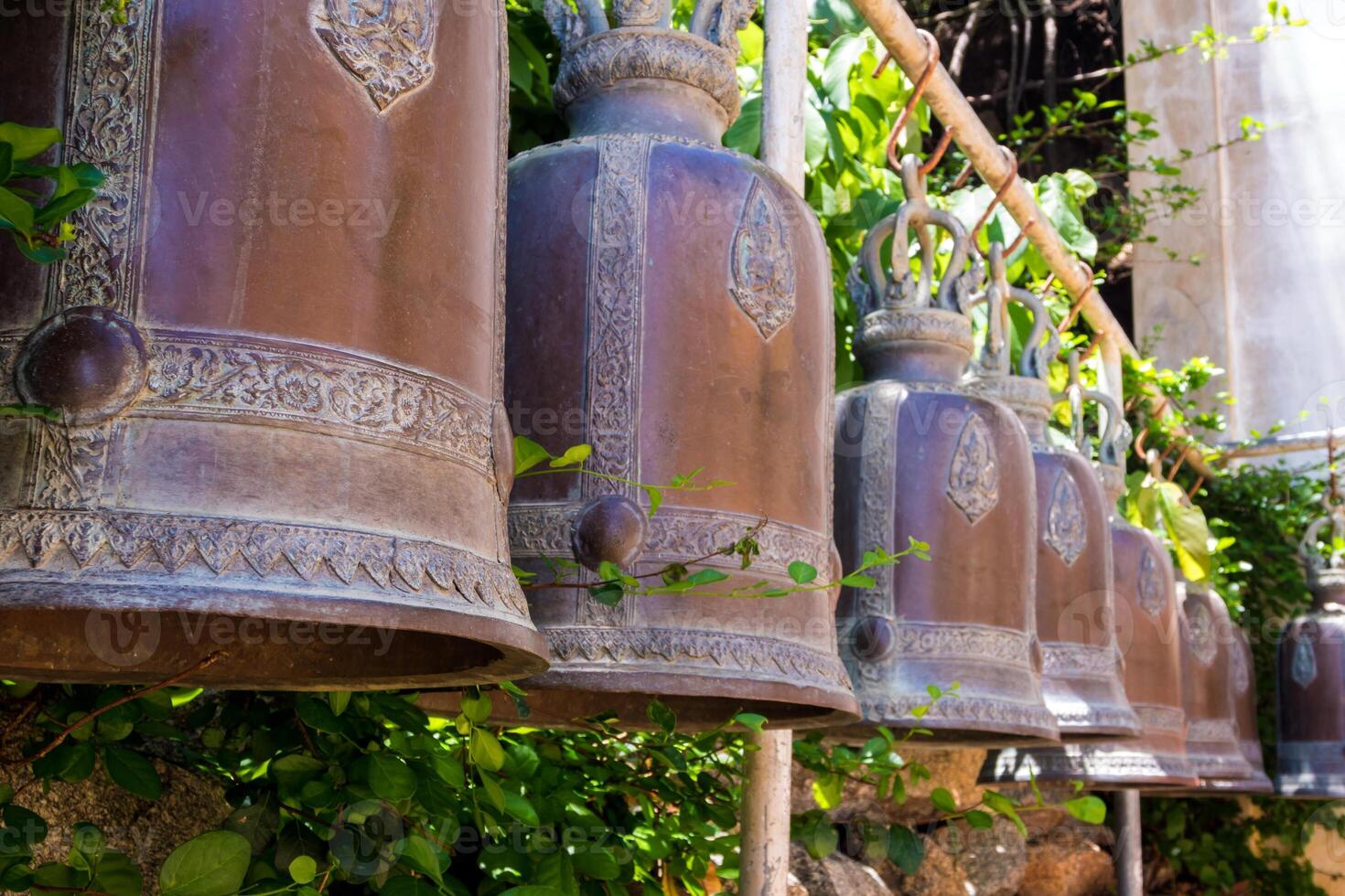 pendaison laiton cloches arrangé sur le temple terrasse photo