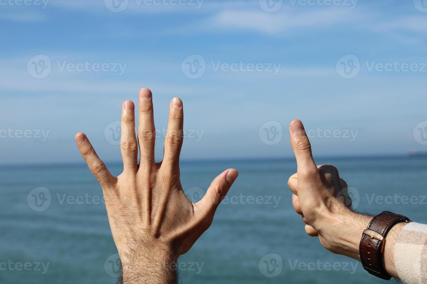 main faire, montrer nombre geste symbole six sur bleu été ciel la nature Contexte. faire des gestes nombre 6. nombre six dans signe langue. photo