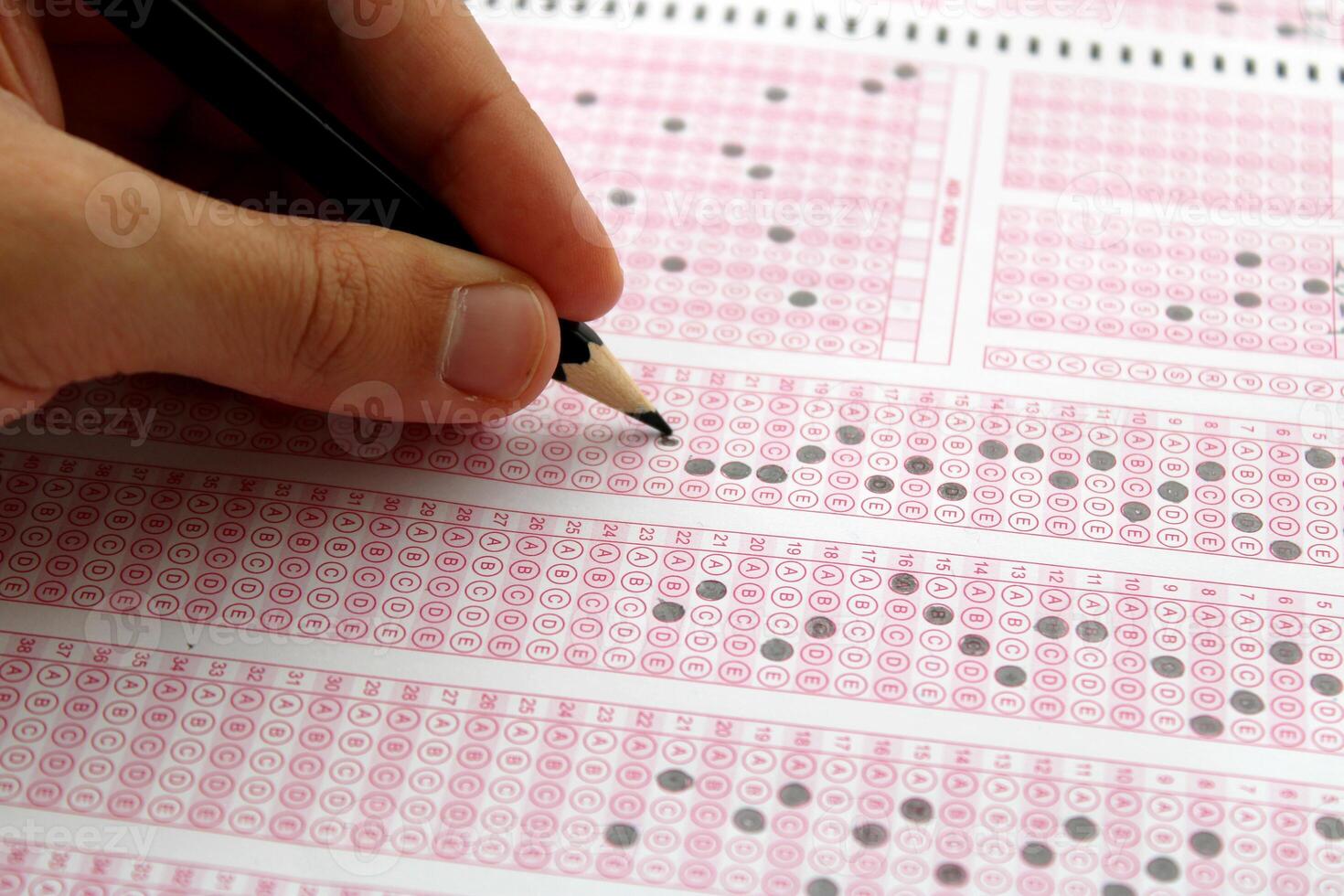 examen, une main prise une tester avec une crayon plus de un optique lecteur. futur anxiété. incertitude. photo