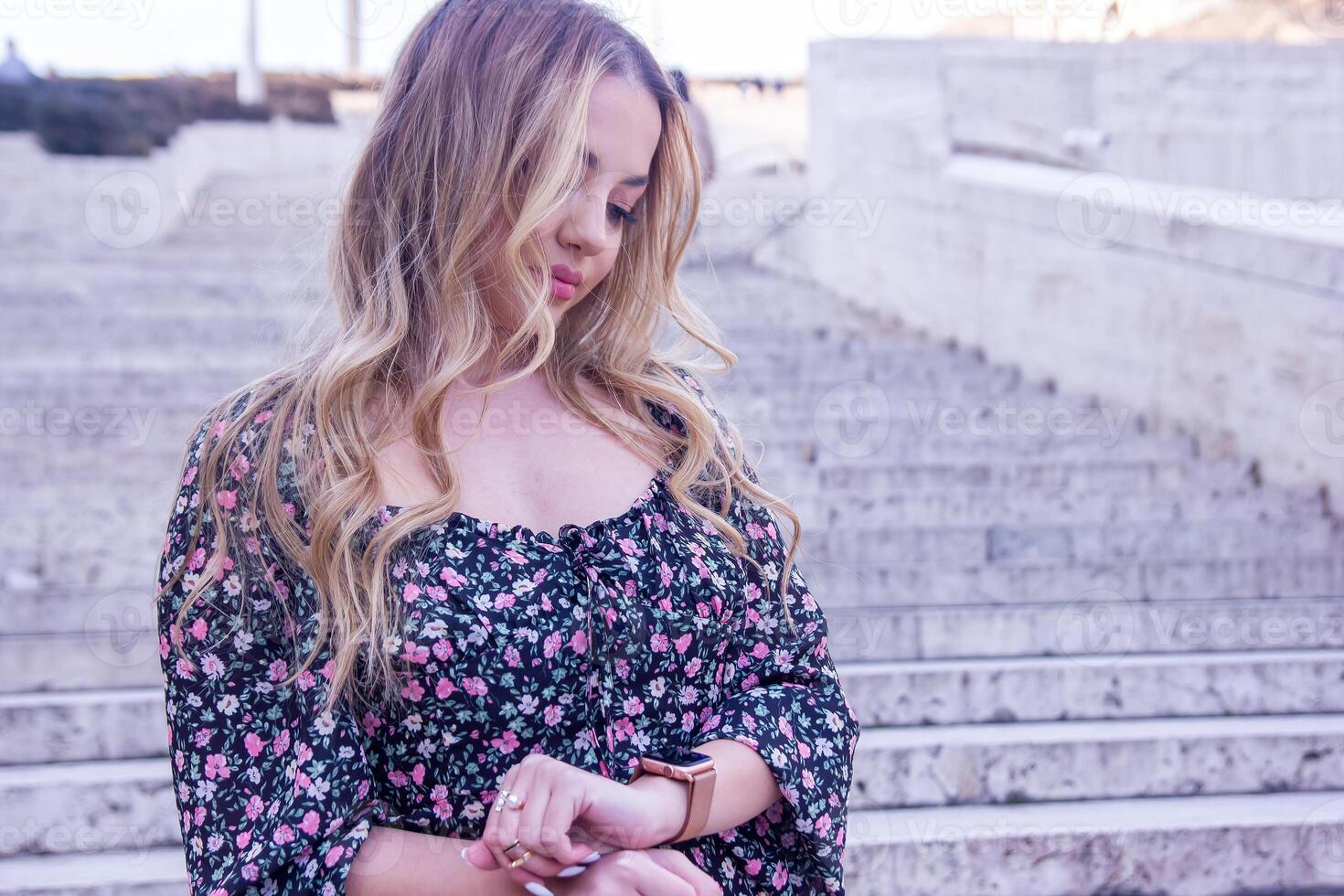 jolie Jeune femme dans le ville, portrait de une femme dans le ville, portrait de une femme, portrait de une jolie fille photo