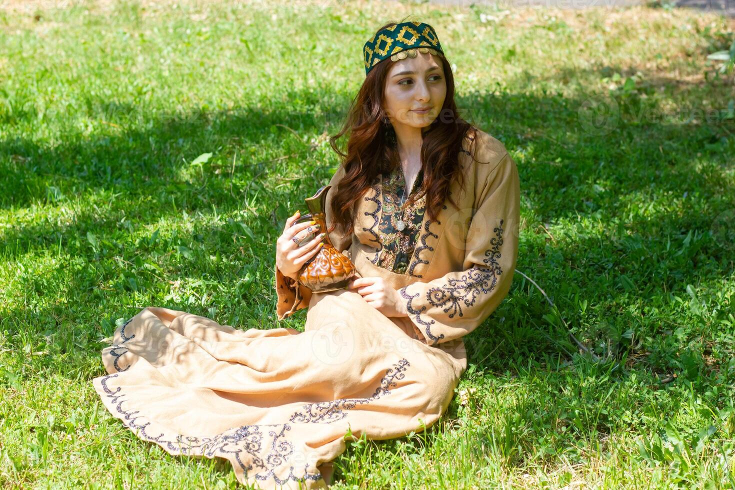 arménien Jeune femme dans traditionnel vêtements dans le la nature dans été photo