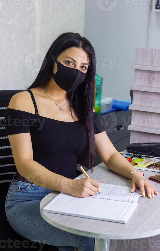 jolie Jeune femme travail dans bureau, Bureau fille à le travail photo