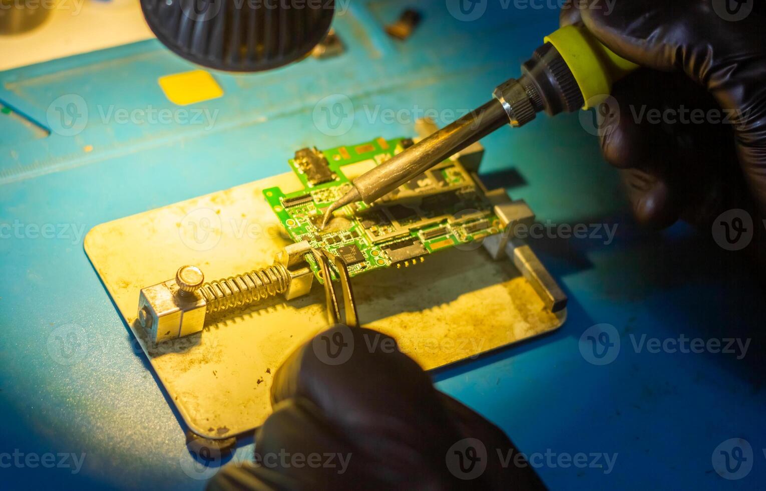 un service ouvrier réparer personnel ordinateur planche photo
