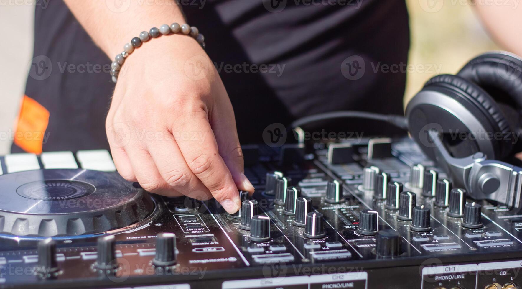 dj avec écouteurs et mixer dans le parc, le dj à travail photo