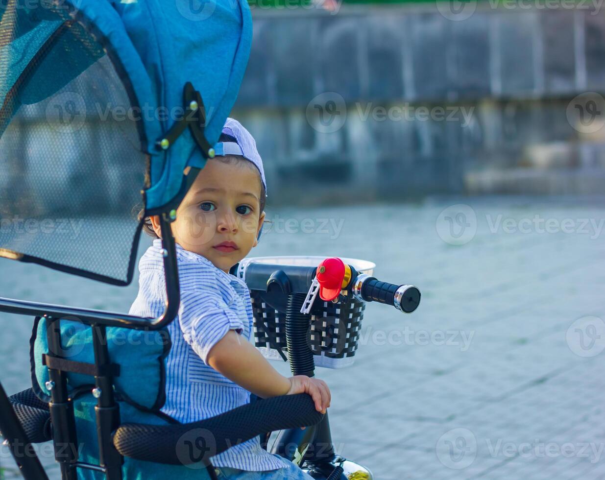 petit garçon en jouant dans le parc photo