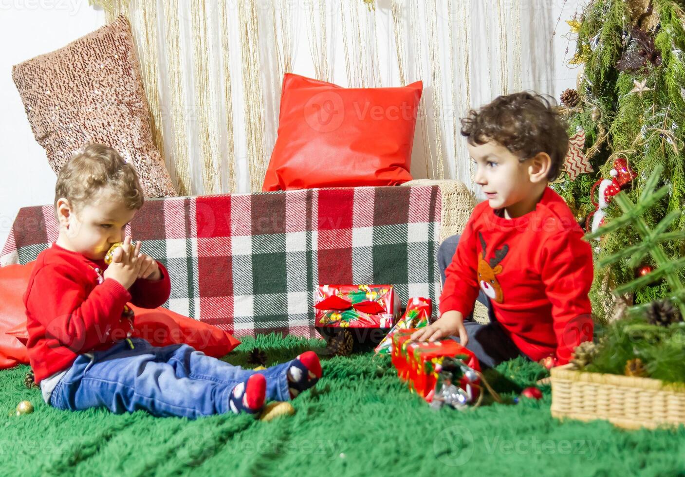 le peu enfant en jouant avec Noël décorations dans studio, peu enfant avec Noël Balle photo