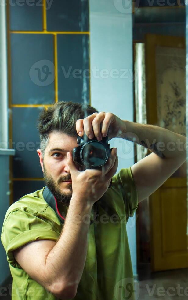 homme prise une image, Jeune homme prise une photo, une homme avec caméra, réflexion de homme dans miroir photo