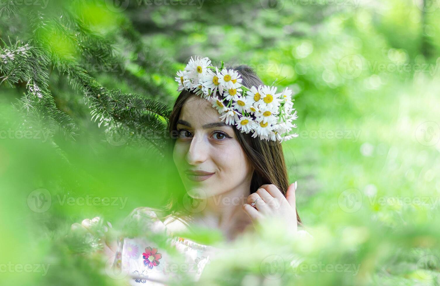 portrait de une femme avec blanc fleurs, portrait de une femme dans le parc photo