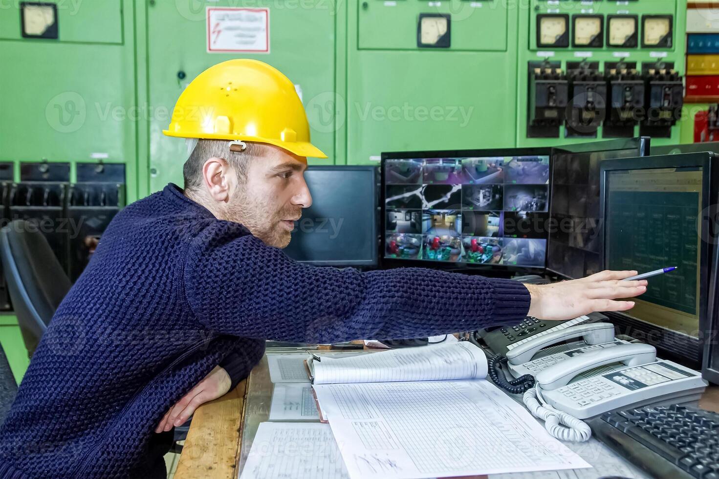 industriel ouvrier à le travail dans usine photo