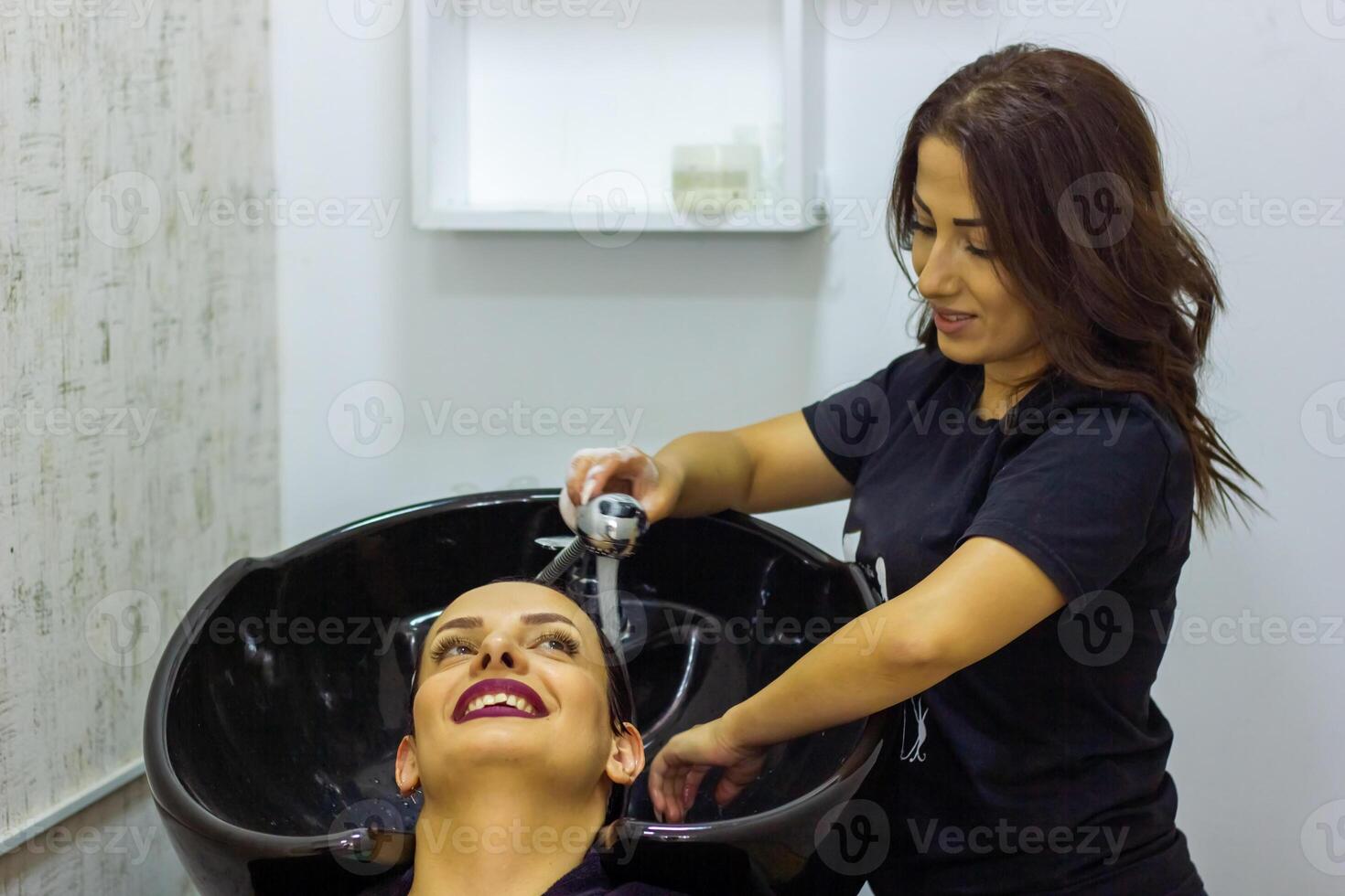 jolie Jeune femme dans beauté salon photo