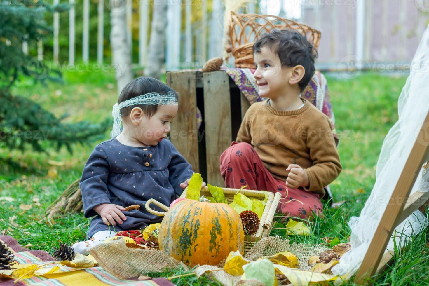 le peu les enfants sont en jouant dans le parc avec des fruits, peu fille et garçon dans le l'automne parc photo