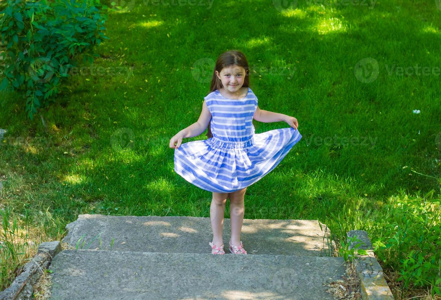 jolie peu fille dans le nature, fille dans été photo