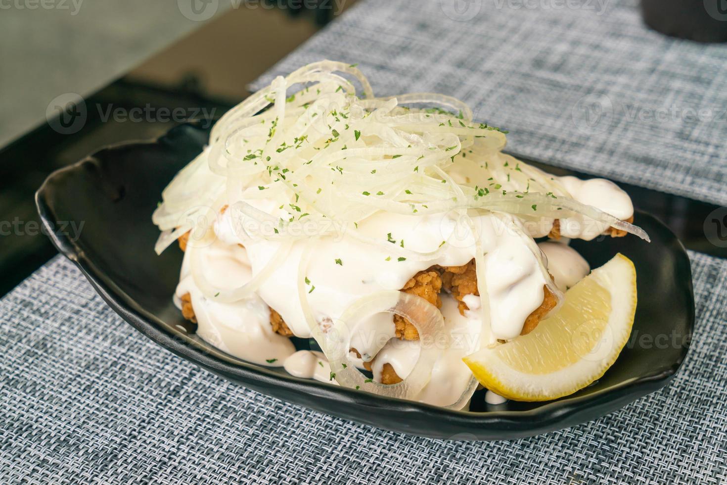 poulet frit coréen avec sauce crémeuse à l'oignon photo