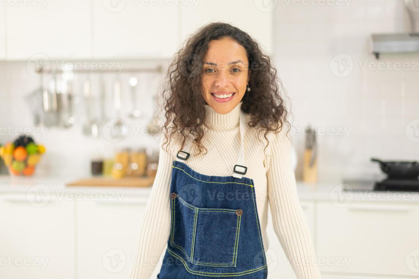 Portrait femme latine dans la cuisine photo