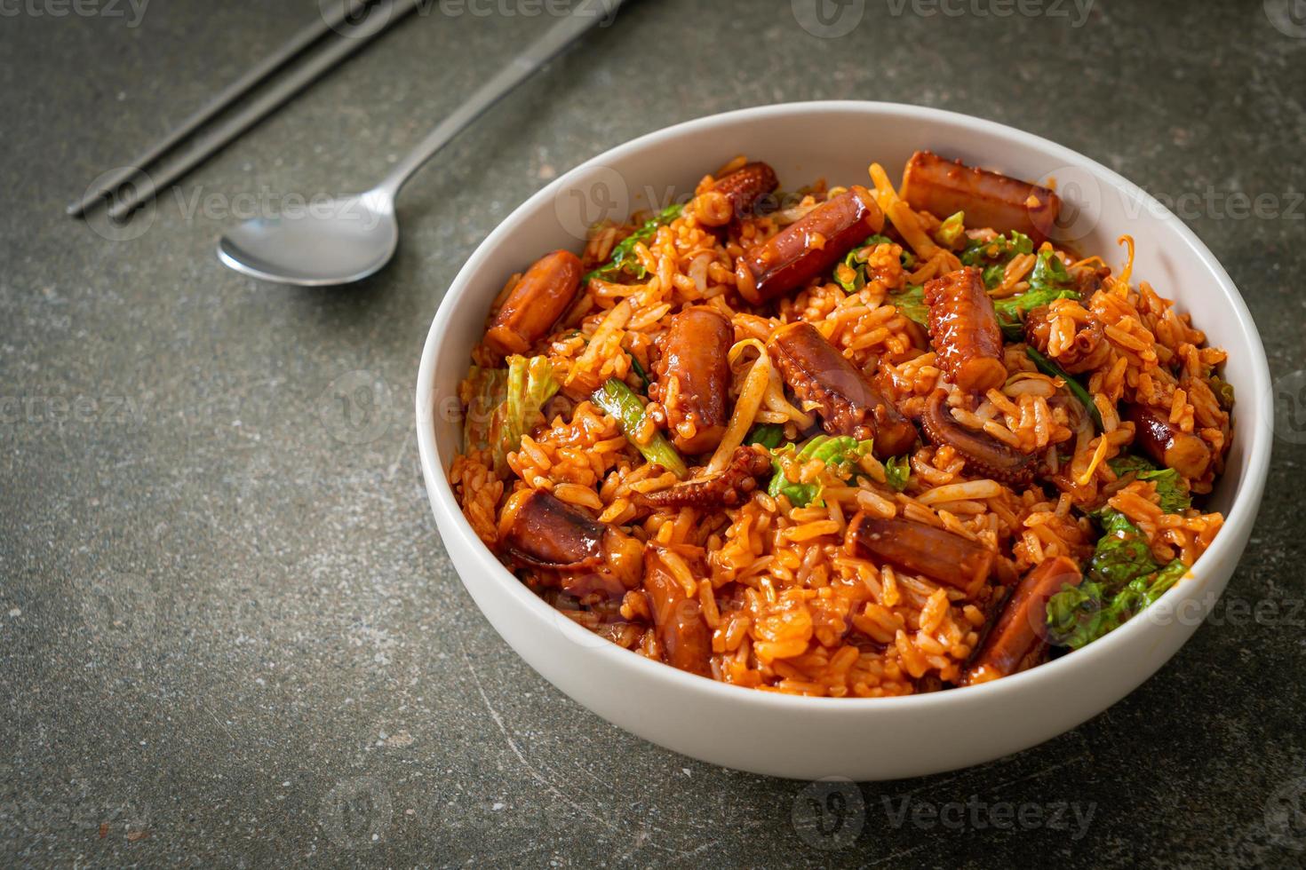 calamars ou poulpes sautés avec bol de riz sauce coréenne épicée photo