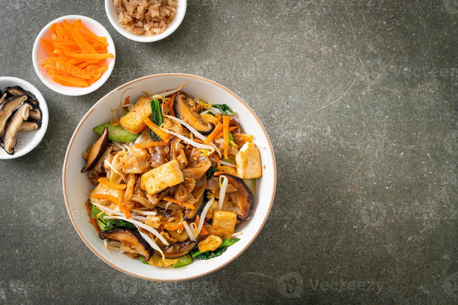 nouilles sautées au tofu et légumes photo