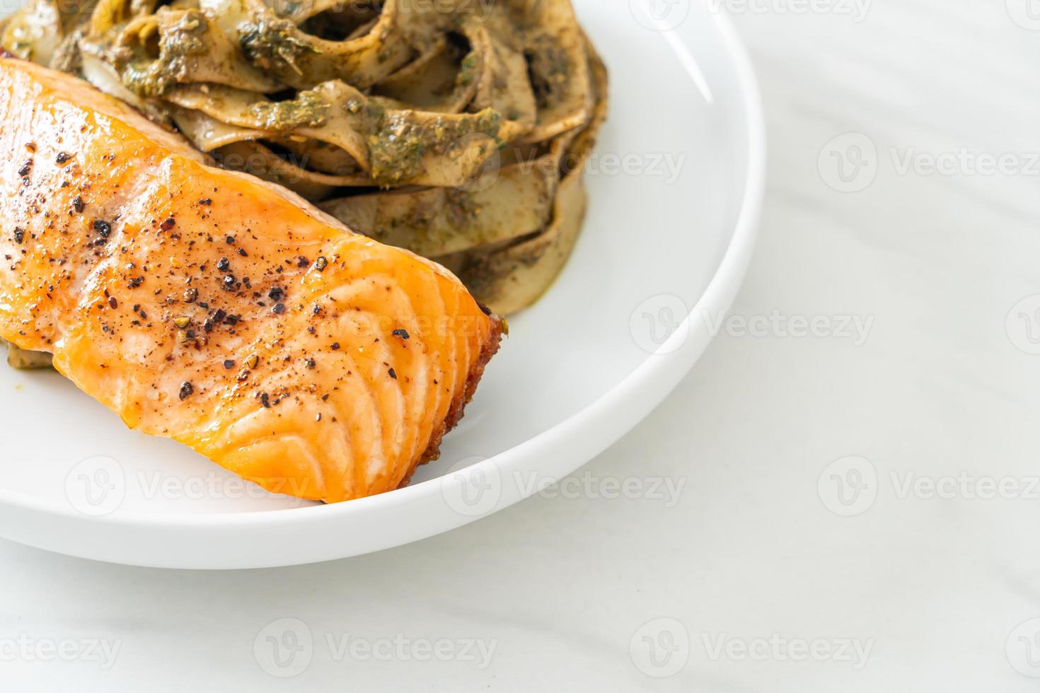 pâtes spaghetti au pesto fettucine avec filet de saumon grillé photo