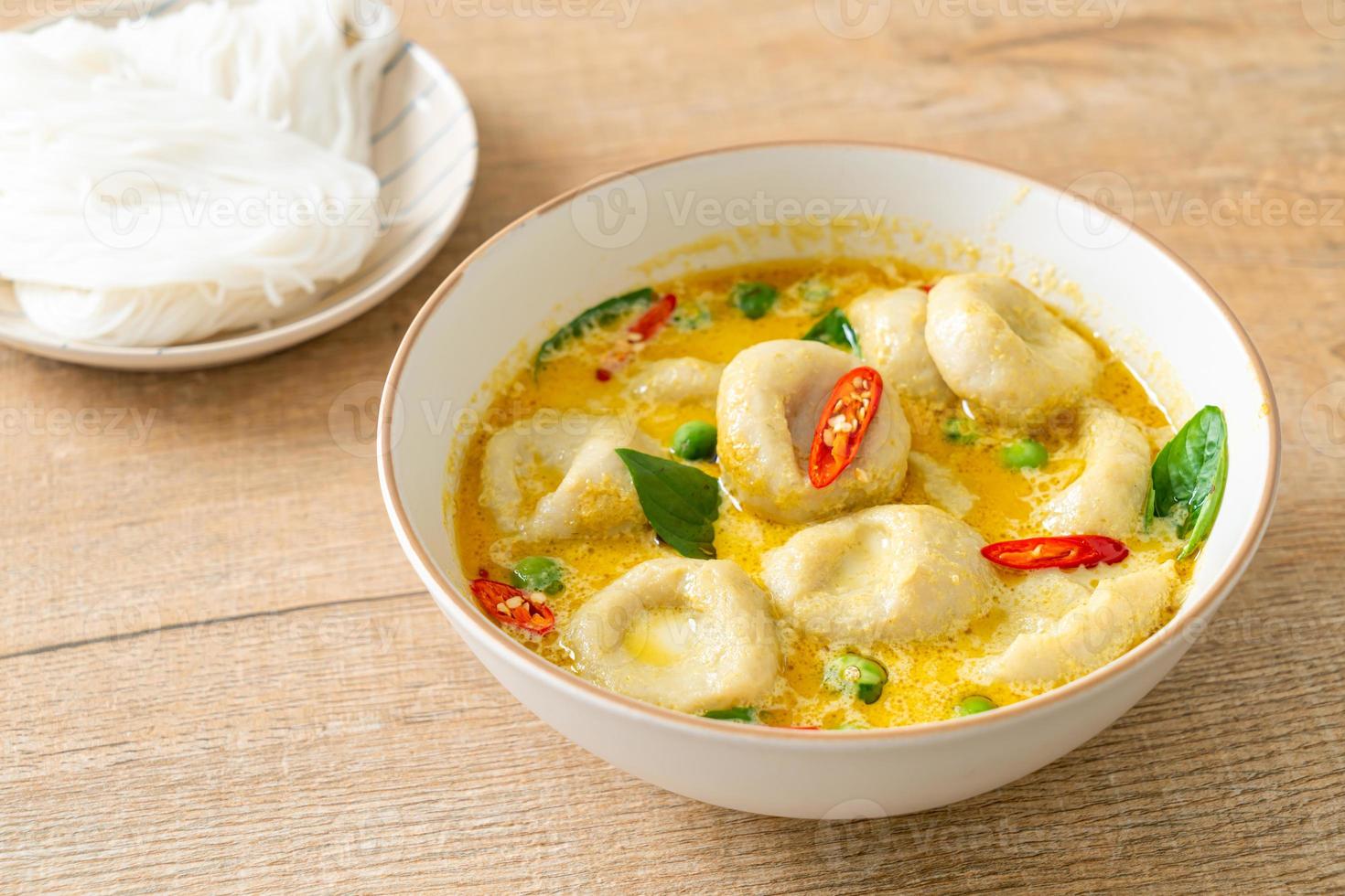 soupe au curry vert avec boule de poisson photo