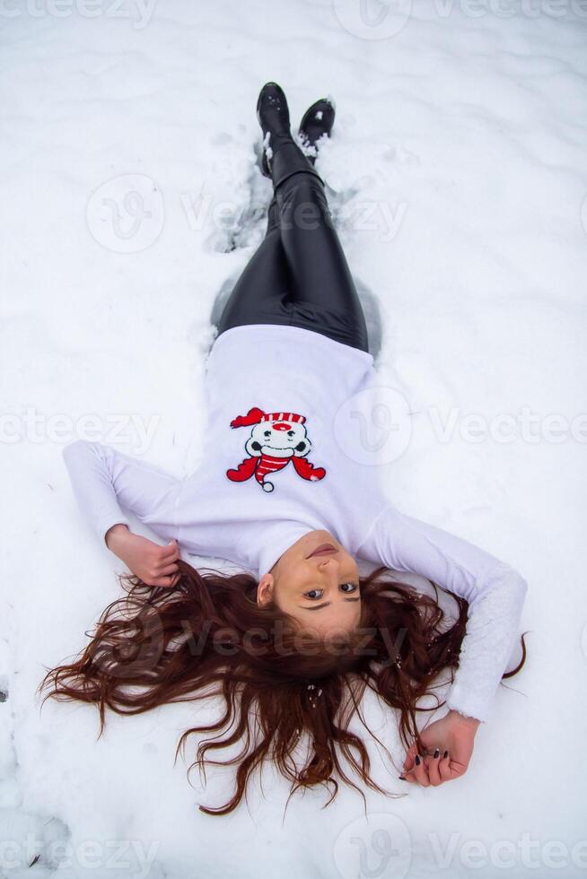 jolie fille dans hiver forêt, Jeune femme dans hiver parc photo