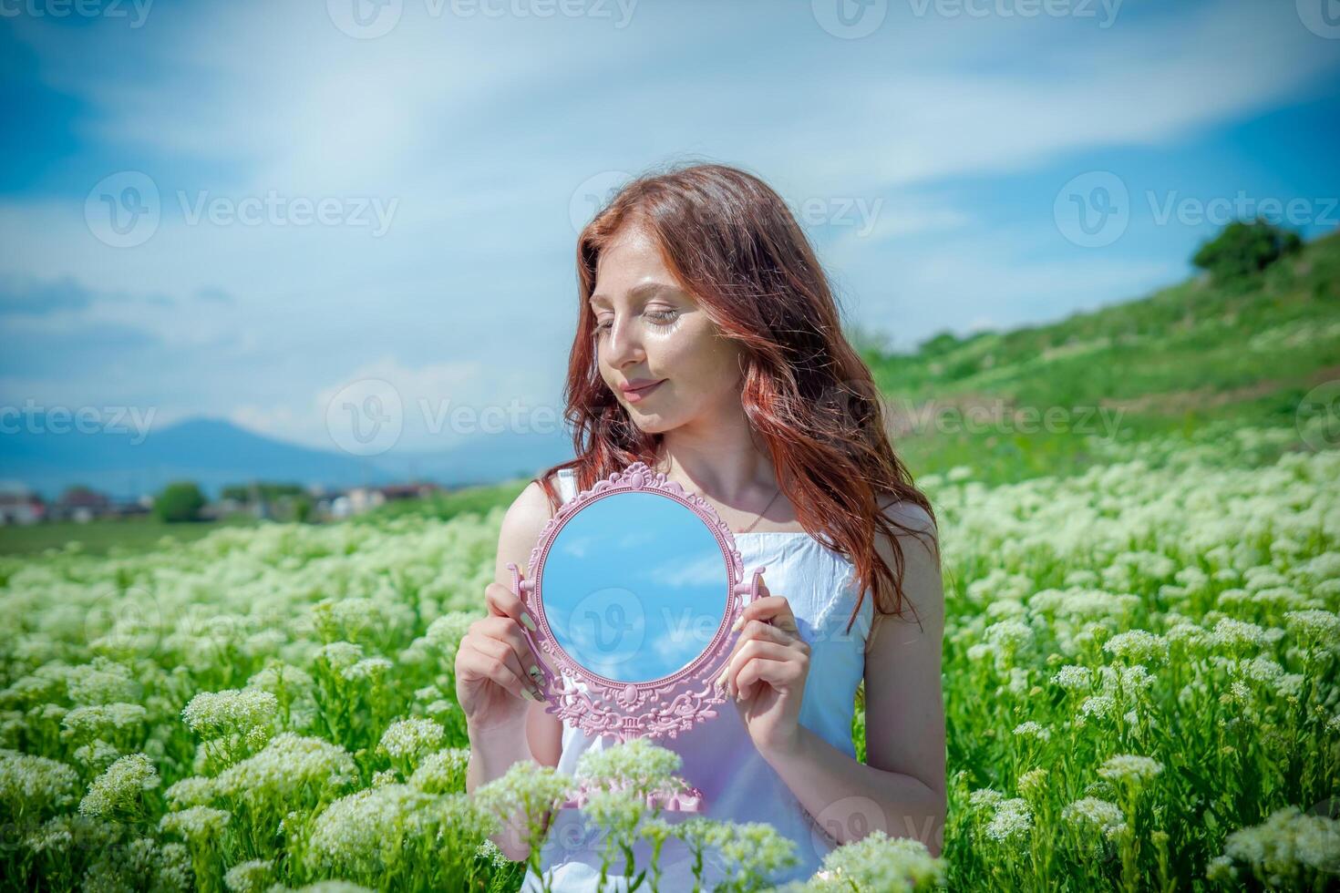 rouge aux cheveux femme dans le parc, jolie femme dans le la nature photo