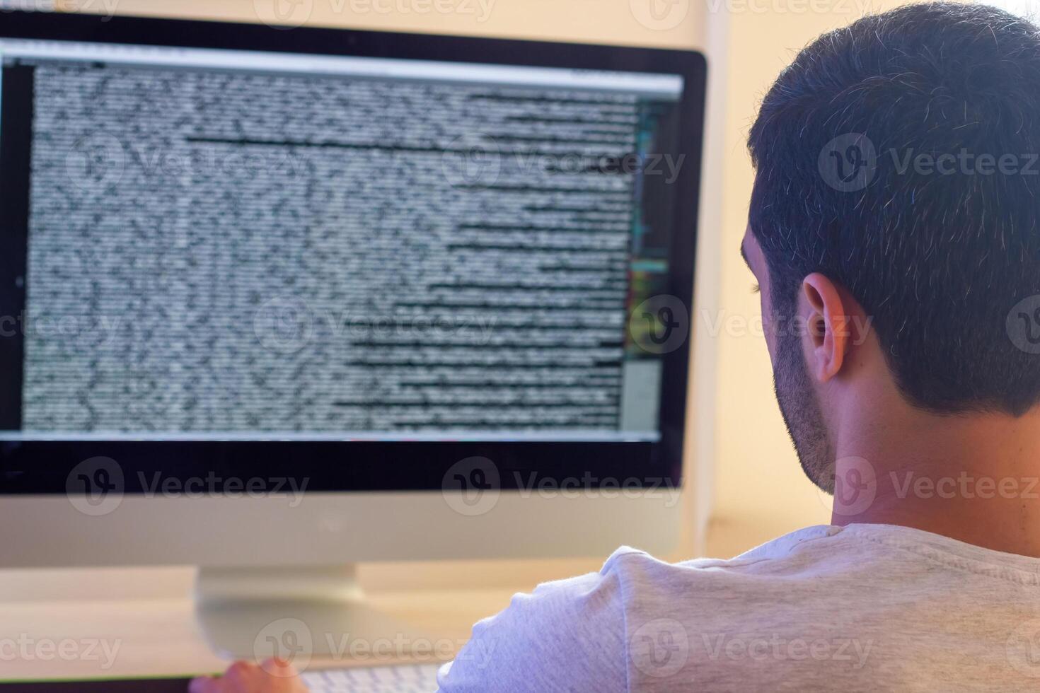 la personne travail dans bureau, la personne à le travail photo