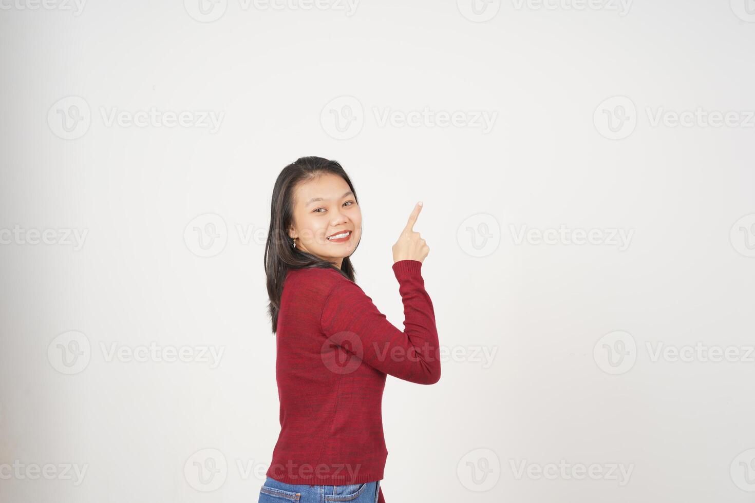 Jeune asiatique femme dans rouge T-shirt montrer du doigt en haut à copie espace isolé sur blanc Contexte photo