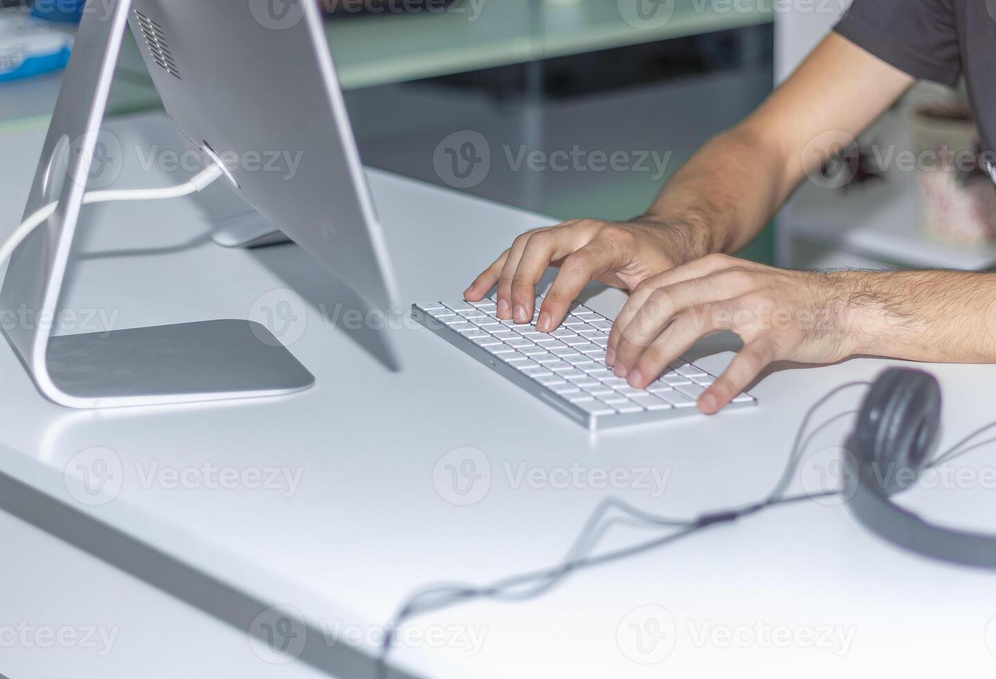 mains dactylographie sur une clavier, mains sur clavier photo