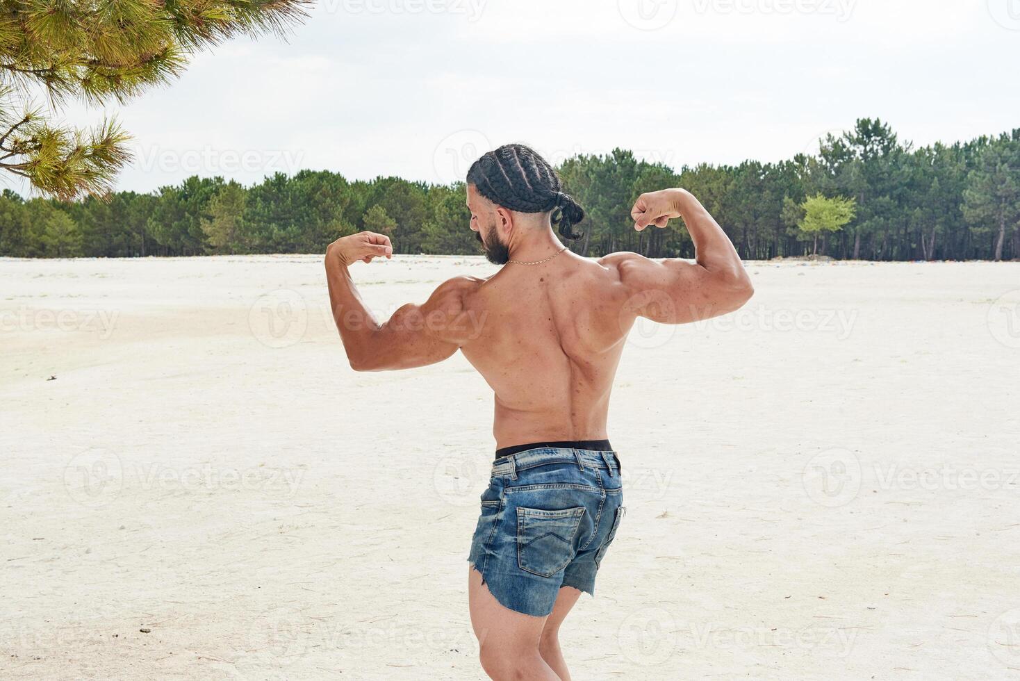 Jeune musclé homme exercice sur le plage, Jeune musclé homme Faire musculation des exercices sur le plage, athlétique Jeune homme sur le plage photo