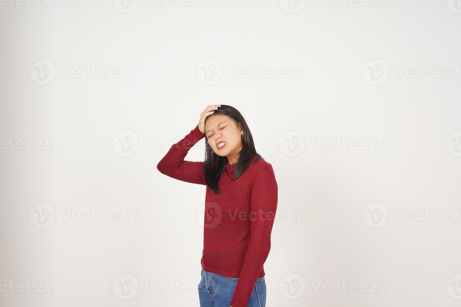 Jeune asiatique femme dans rouge T-shirt Souffrance mal de crâne geste isolé sur blanc Contexte photo