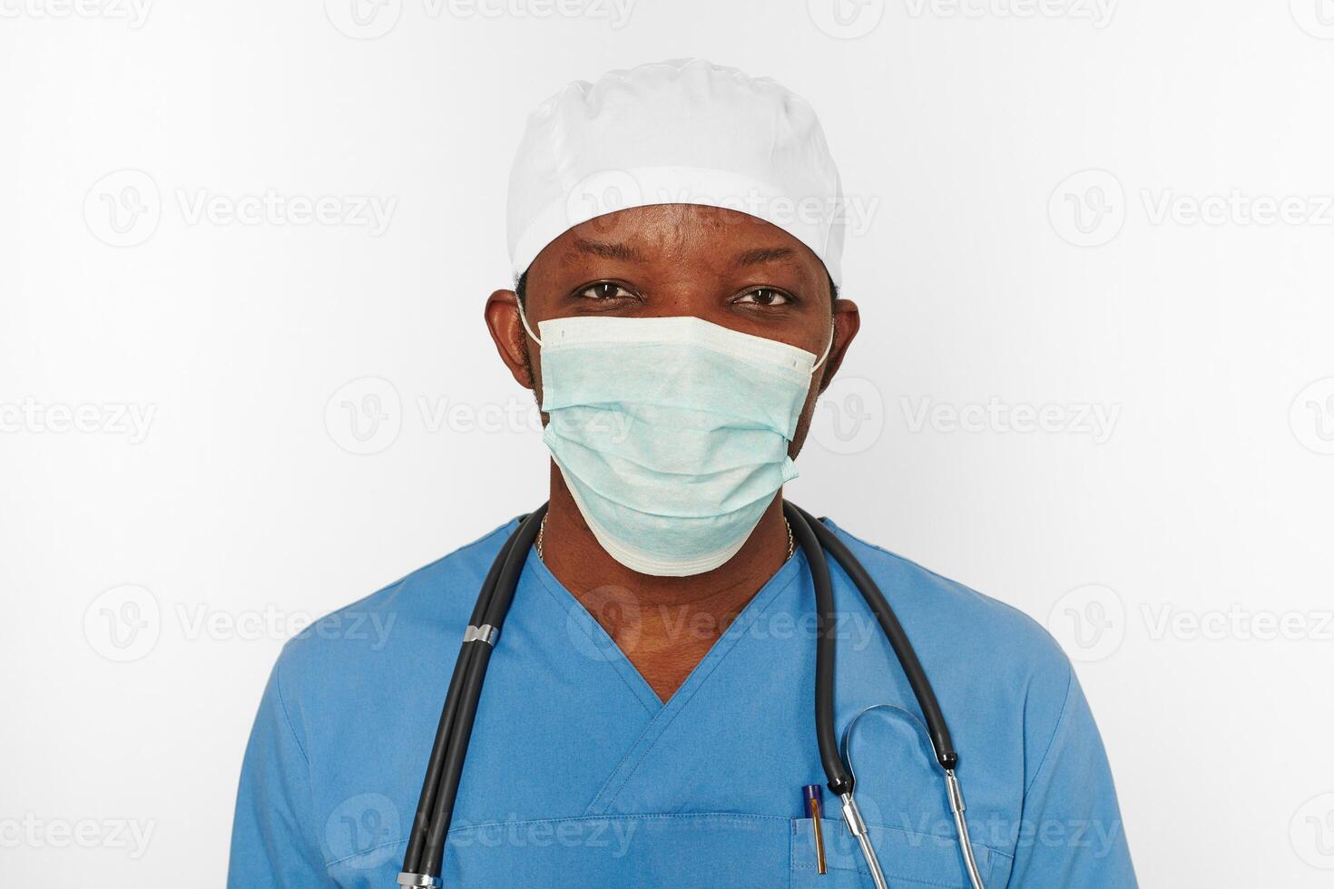 noir chirurgien médecin homme dans bleu manteau blanc casquette et chirurgien masque avec stéthoscope blanc Contexte photo