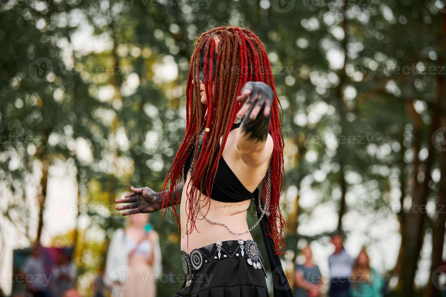 mythologique dansant fille faune sur vert pelouse dans Publique parc Extérieur art dansant un événement photo