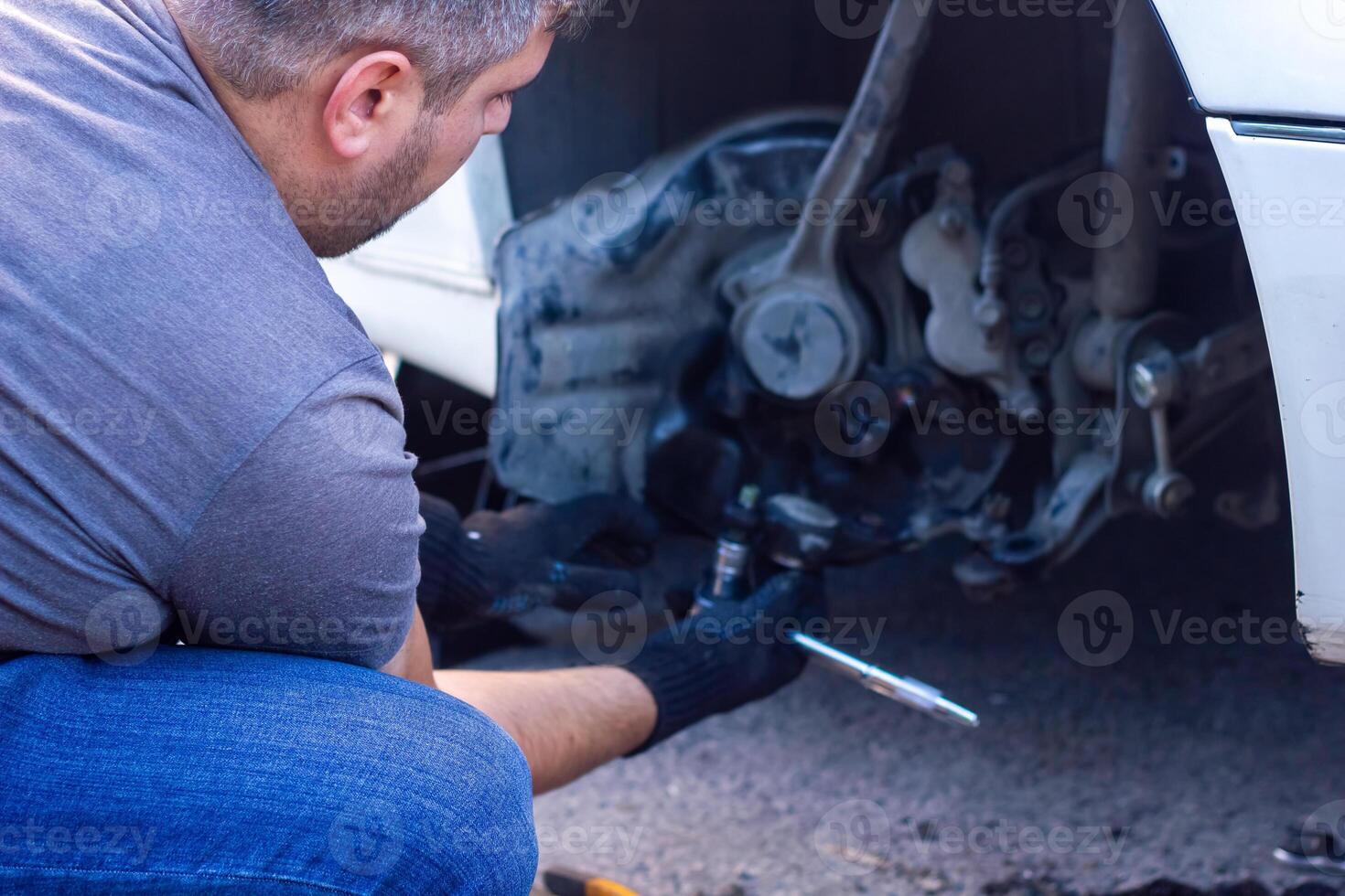 mécanicien en changeant voiture roue, voiture mécanicien en changeant le roue de une voiture photo