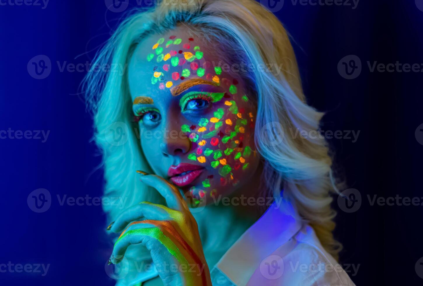 portrait de une femme avec peint affronter, femme avec uv maquillage dans studio, portrait de une femme dans carnaval masque, le femme est décoré dans une ultra-violet poudre photo