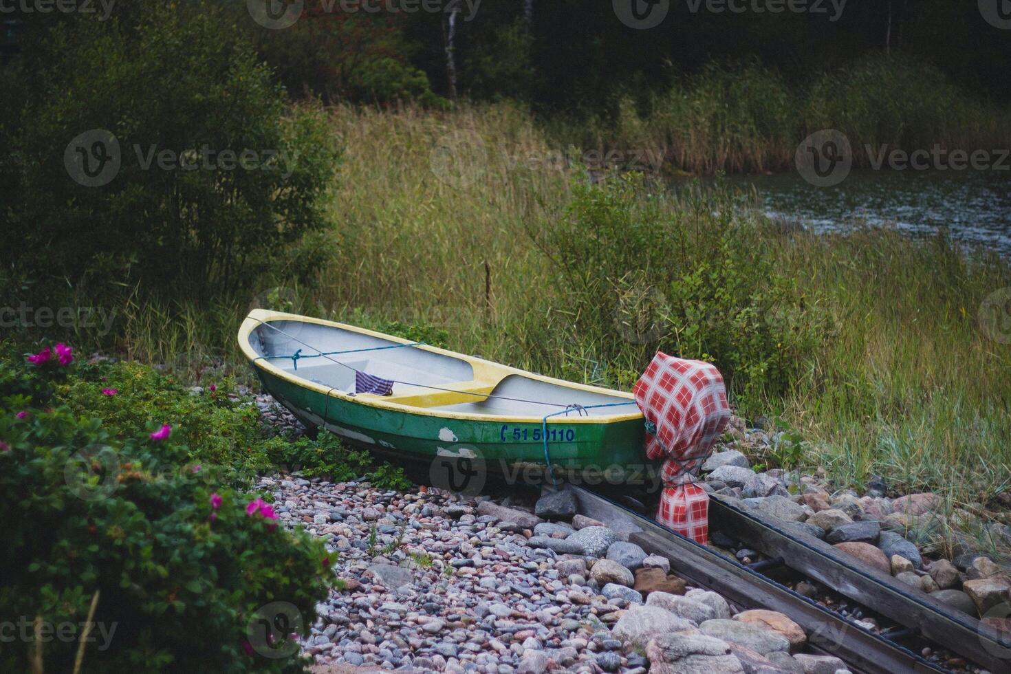 abandonné vieux en bois bateau sur une rivière banque dans le soir photo