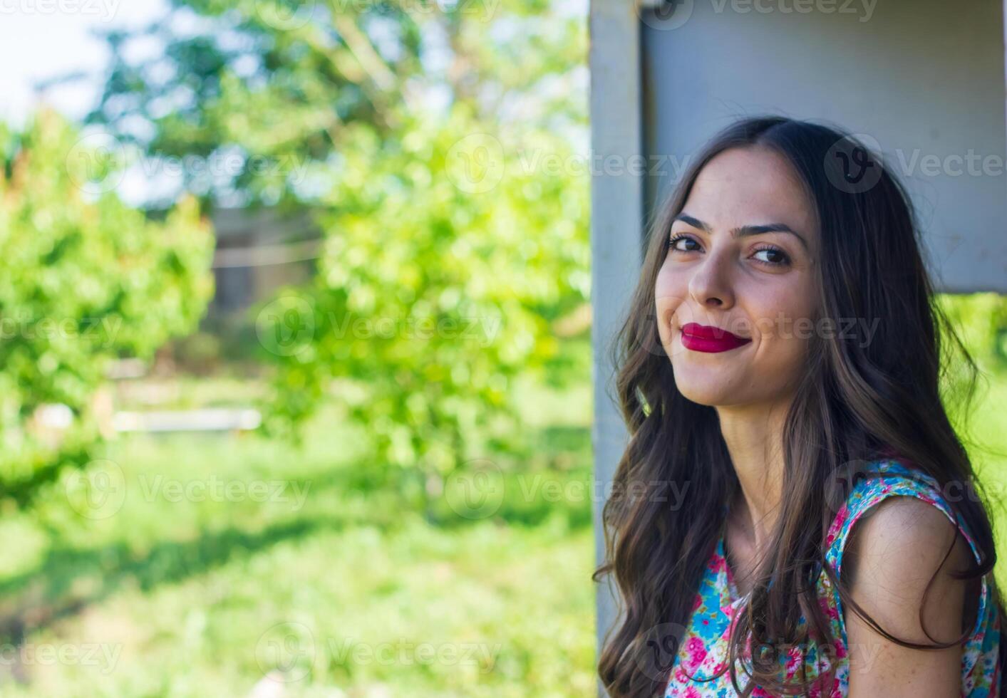 jolie Jeune femme dans le nature, été paysage photo