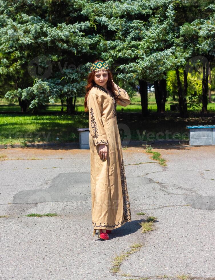 arménien Jeune femme dans traditionnel vêtements dans le la nature dans été photo