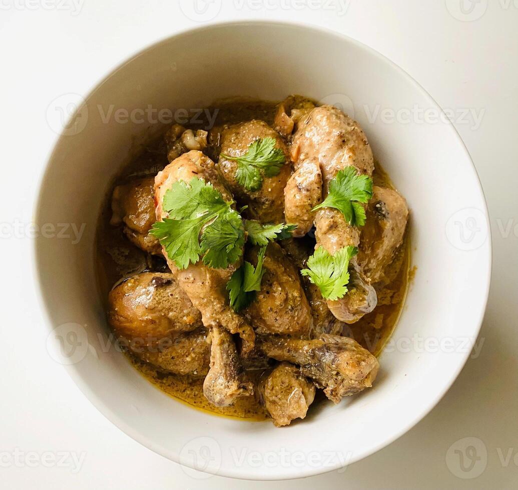 du boeuf cuit avec épices et herbes dans une blanc bol. photo