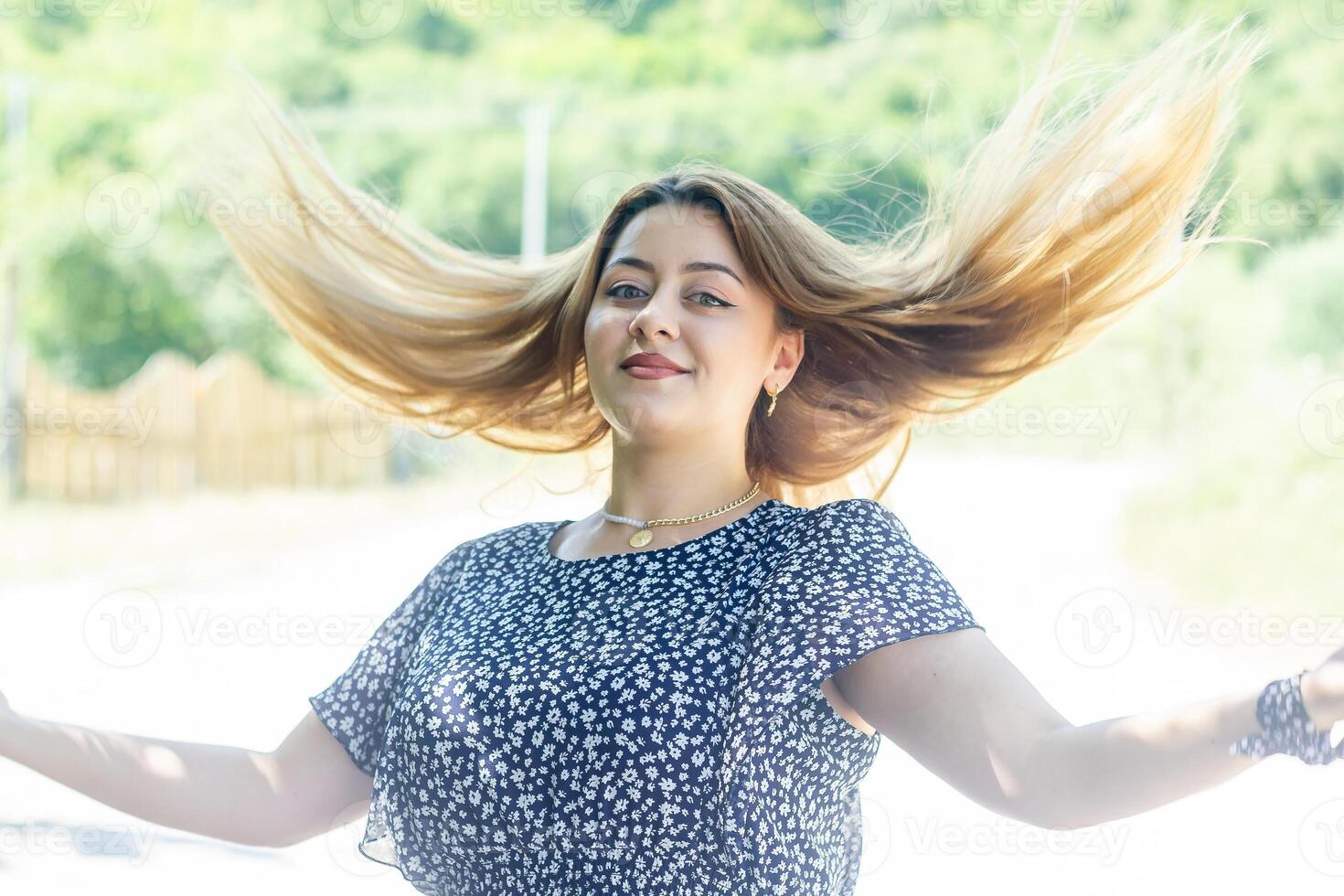 jolie Jeune fille dans le la nature photo