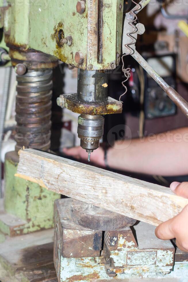 homme travail sur le industriel machine dans usine, vieux rouillé industriel machine photo