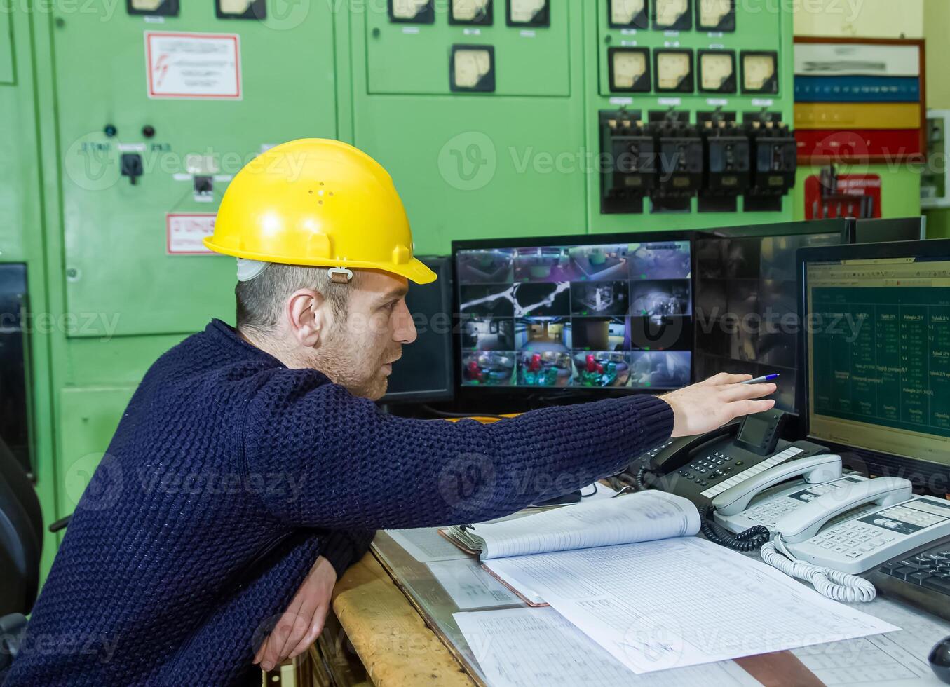 industriel ouvrier à le travail dans usine photo