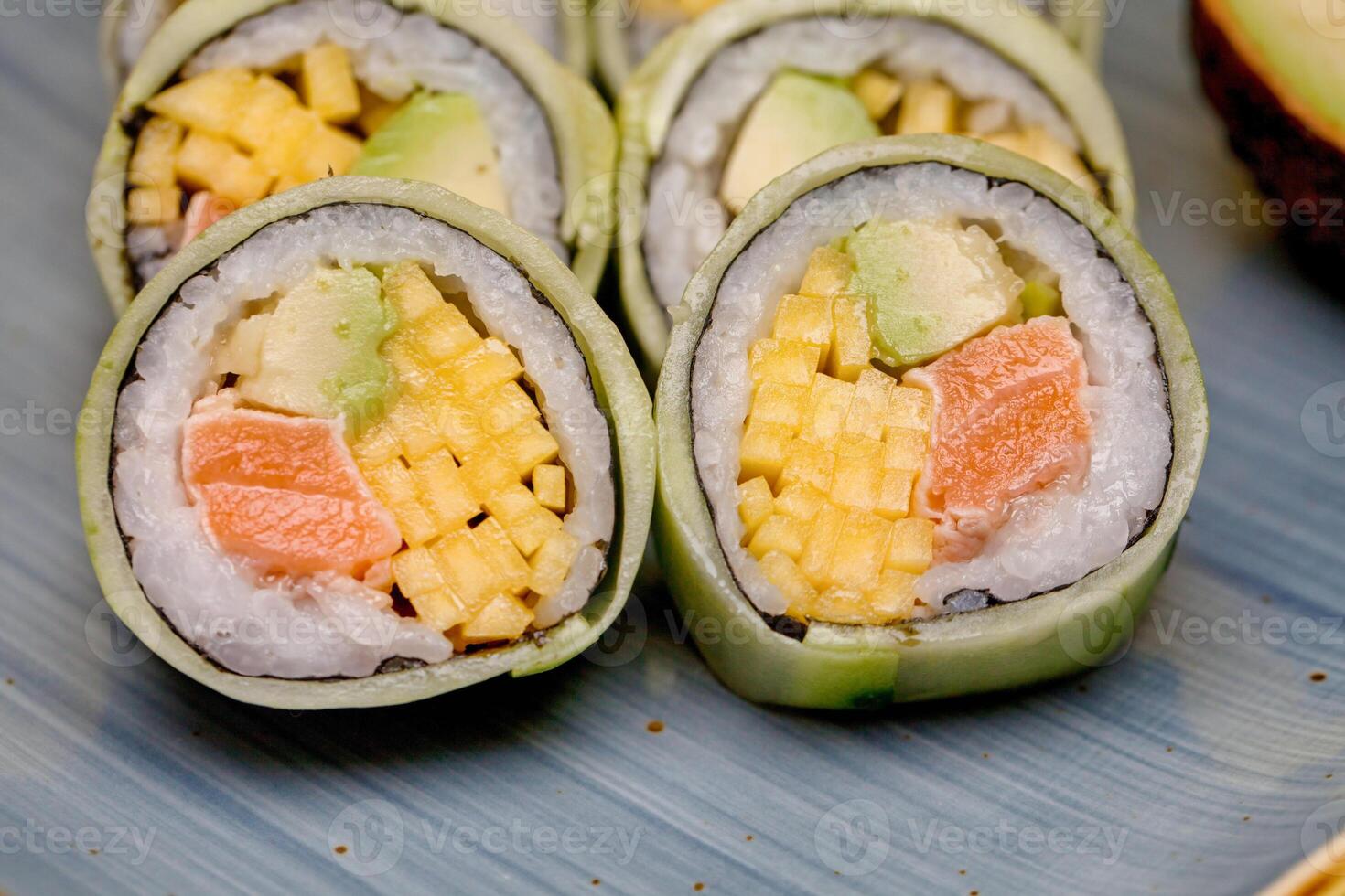 fermer de délicieux Sushi sur une assiette photo