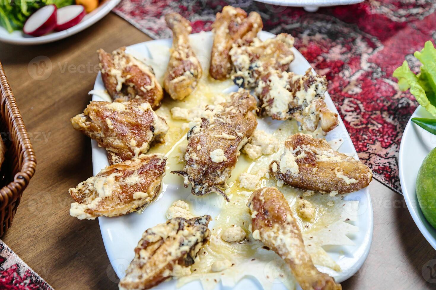 ringard poulet ailes sur une blanc assiette photo