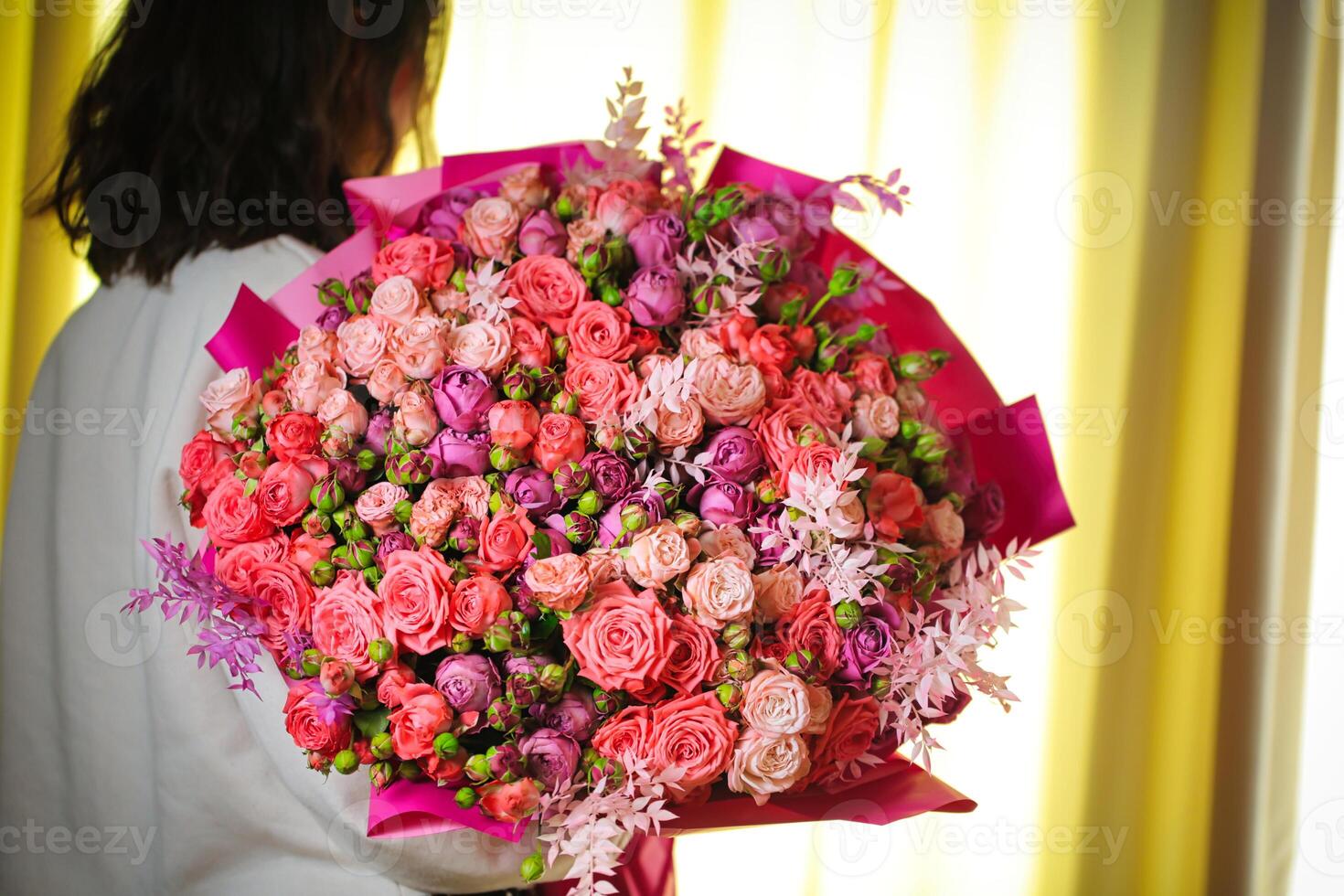 femme en portant rose fleur bouquet avec copie espace photo