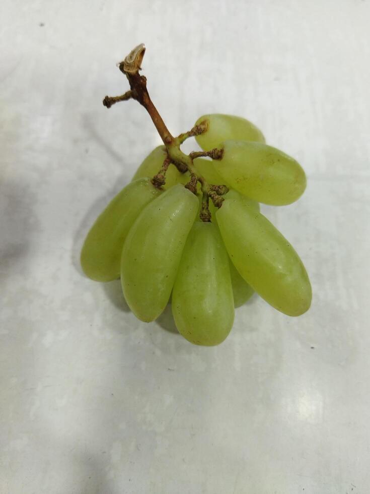 une bouquet de les raisins sur une table photo