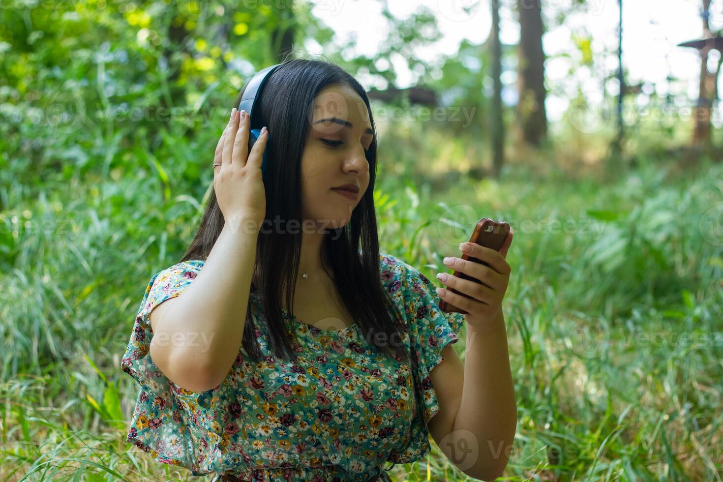 jolie Jeune femme dans le nature, femme dans été journée photo